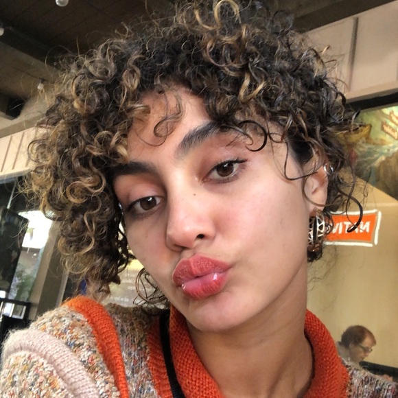 Meet your Posher, Mariana - Picture 1 of 1